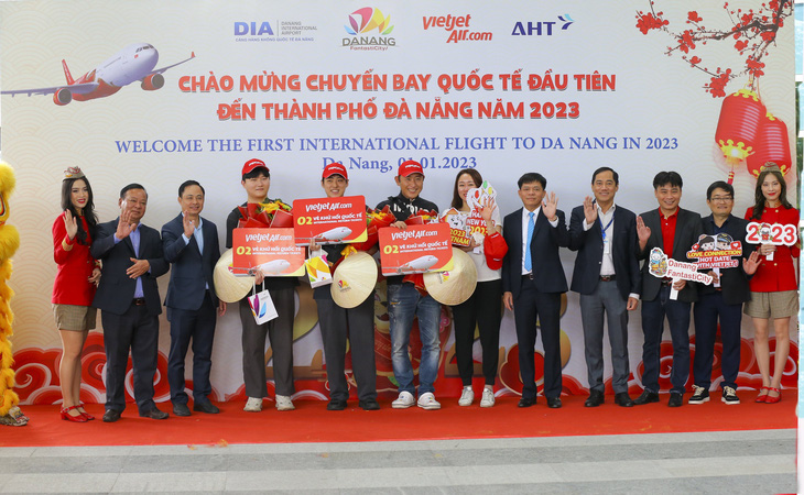 Hai chuyến bay đầu tiên xông đất Đà Nẵng năm 2023 được chào đón nồng nhiệt - Ảnh 1.