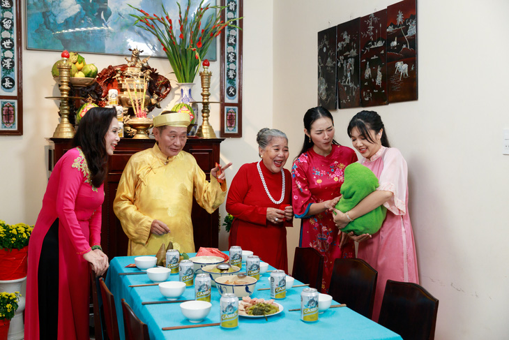 Kim Xuân, Lê Thiện gây sốc với tạo hình chặt chém trong Tết ngọt Tết thơm - Ảnh 1.