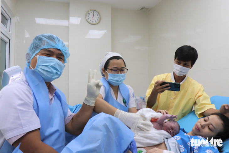 Những em bé chào đời vào thời khắc giao thừa 2023 tại TP.HCM - Ảnh 1.