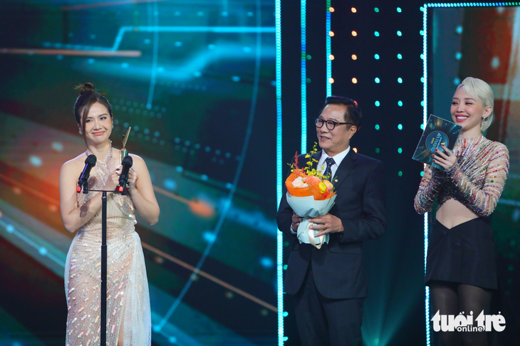 VTV Awards 2022 gọi tên Thanh Sơn, Minh Huyền, Mỹ Anh, ‘Thương ngày nắng về’ - Ảnh 1.