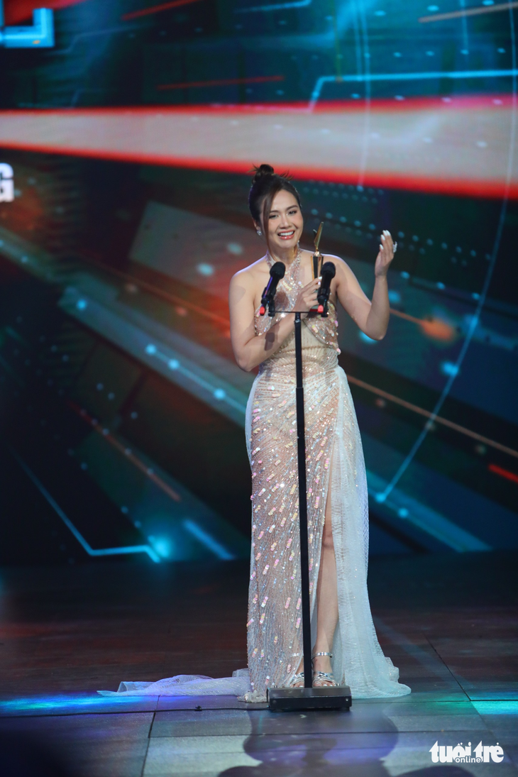VTV Awards 2022 gọi tên Thanh Sơn, Minh Huyền, Mỹ Anh, ‘Thương ngày nắng về’ - Ảnh 2.