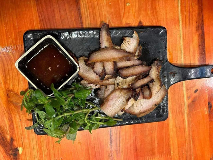 Đoán giá đĩa thịt lợn chặt chém ở Sa Pa - Ảnh 1.