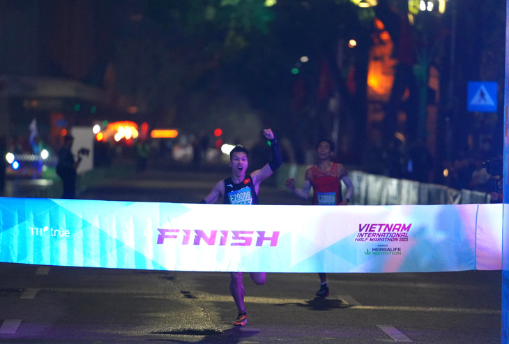 5.000 người chạy marathon chào năm mới 2023 tại bờ hồ Hoàn Kiếm, Hà Nội - Ảnh 2.