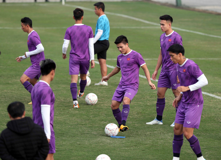 Đội tuyển Việt Nam được lì xì trước trận gặp Myanmar, Quế Ngọc Hải tập riêng - Ảnh 2.
