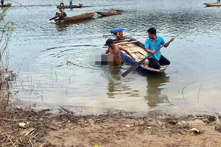 Lật xuồng trên lòng hồ thủy điện Thác Mơ, cha chết đuối, con trai may mắn được cứu - Ảnh 1.