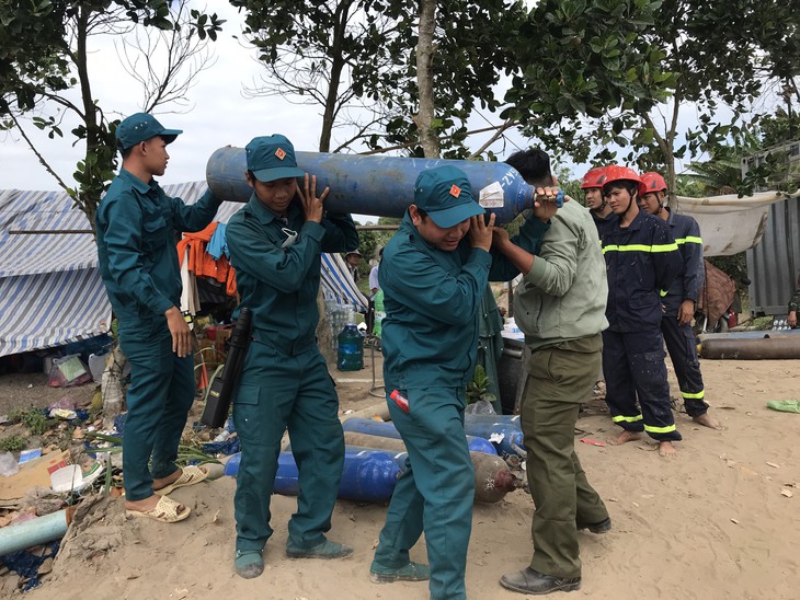 Vụ bé trai lọt trong trụ bê tông đóng sâu 35m: Khẩn trương nhổ trụ lên để cứu cháu bé - Ảnh 4.