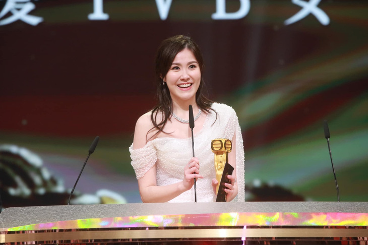 Bị ‘bo bo xì nhiều năm liền, TVB lấy lòng khán giả tại Lễ trao giải TVB 2022 - Ảnh 8.