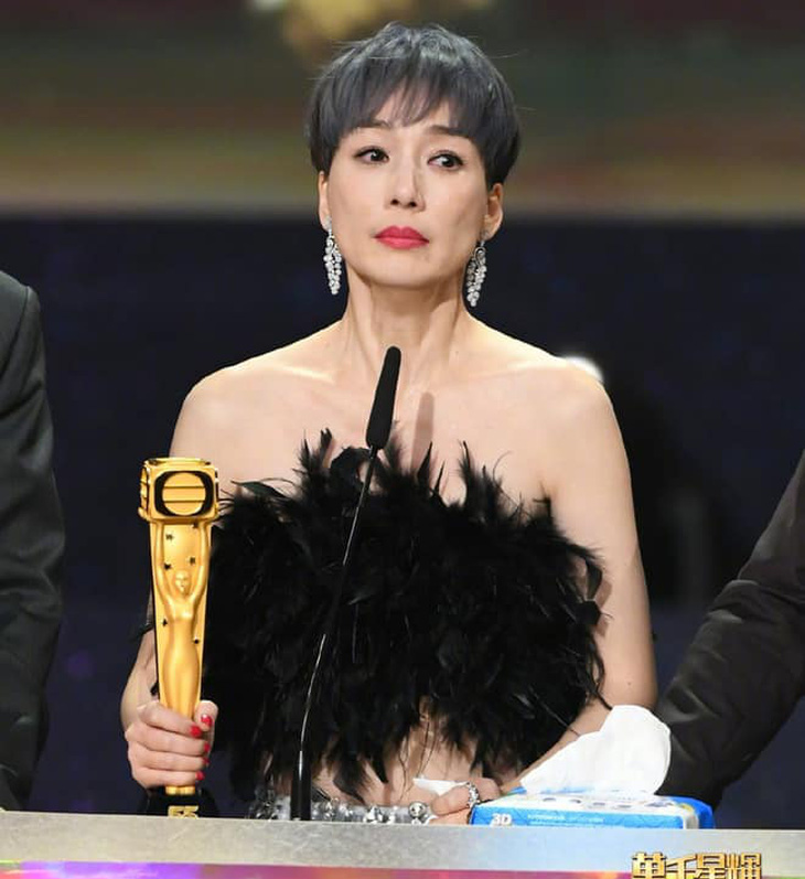 Bị ‘bo bo xì nhiều năm liền, TVB lấy lòng khán giả tại Lễ trao giải TVB 2022 - Ảnh 4.
