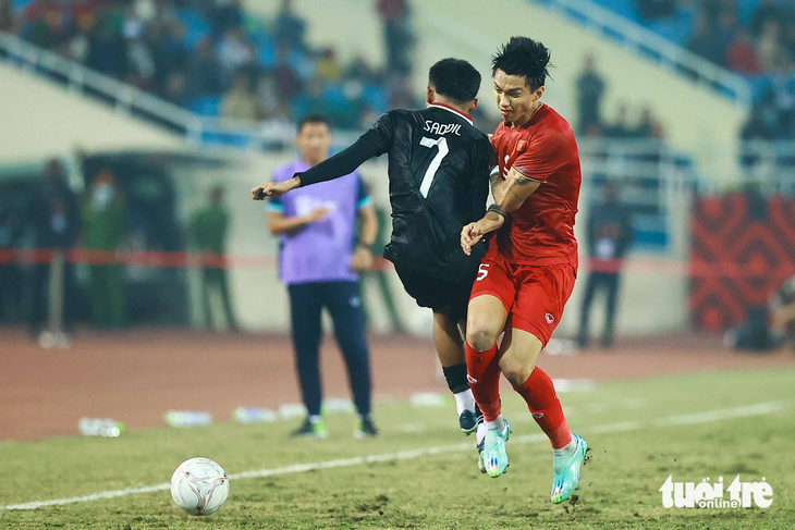 Văn Hậu trở thành điểm nóng với các cầu thủ Indonesia - Ảnh 4.