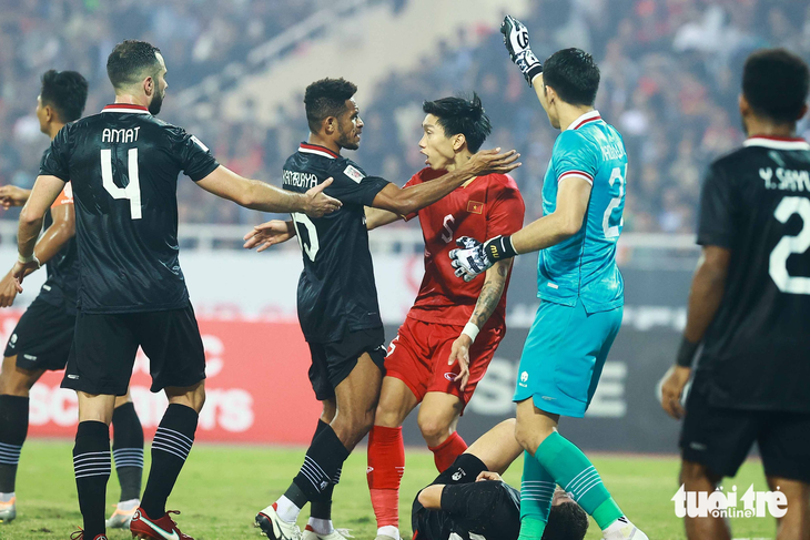 Văn Hậu trở thành điểm nóng với các cầu thủ Indonesia - Ảnh 5.