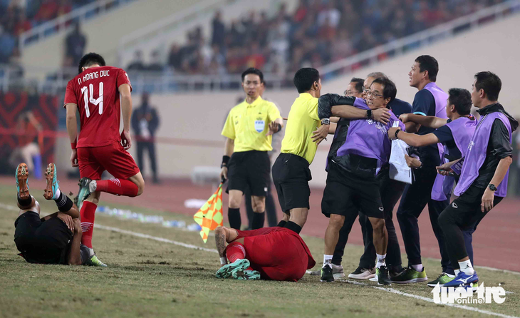 Văn Hậu trở thành điểm nóng với các cầu thủ Indonesia - Ảnh 7.