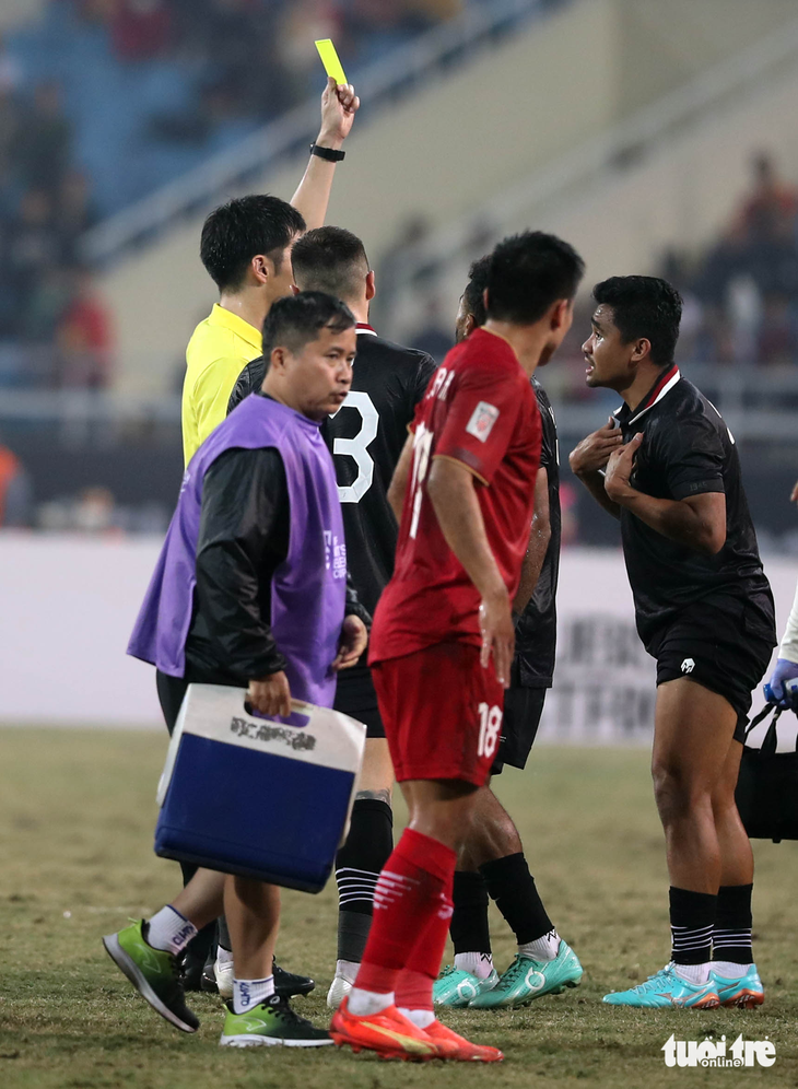 Văn Hậu trở thành điểm nóng với các cầu thủ Indonesia - Ảnh 8.
