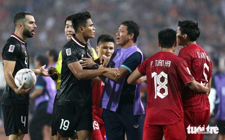 Văn Hậu trở thành điểm nóng với các cầu thủ Indonesia - Ảnh 10.
