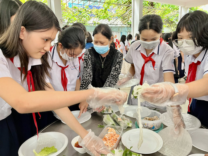 Học sinh bày mâm cỗ, làm củ kiệu đón Tết Nguyên đán tại trường - Ảnh 1.