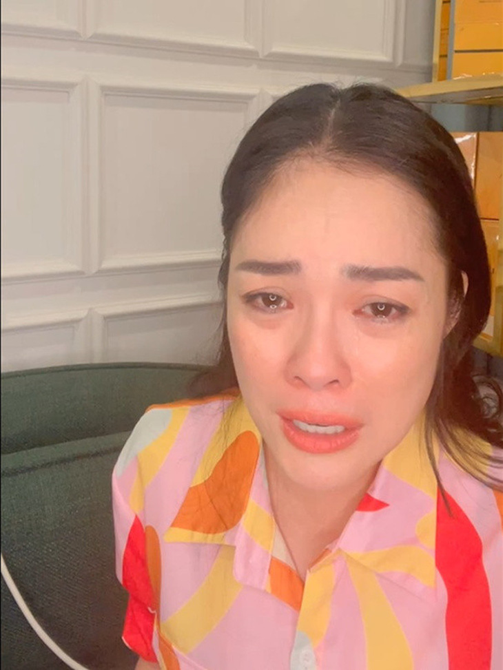 Dương Cẩm Lynh khóc vì nợ 6 tỉ đồng; Phim của Song Joong Ki kết dở tệ - Ảnh 2.