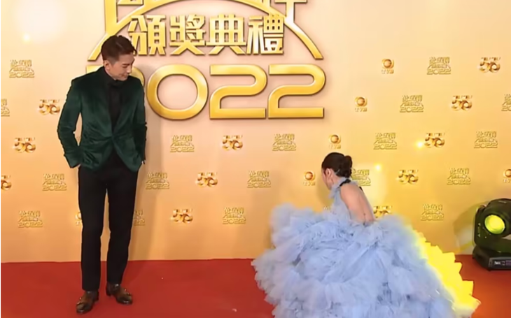 Những màn giẫm đạp váy tranh giành spotlight tại Lễ trao giải TVB - Ảnh 5.