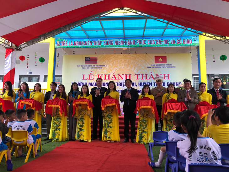 Khánh thành trường mầm non ở Quảng Trị, đại sứ Mỹ nói tiếng Việt gây bất ngờ - Ảnh 1.