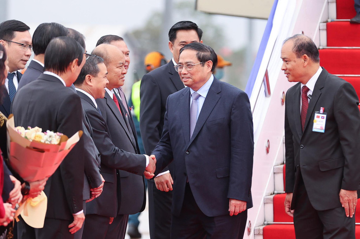 Thủ tướng Phạm Minh Chính đến Lào, bắt đầu chuyến thăm chính thức - Ảnh 3.