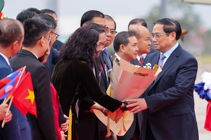 Thủ tướng Phạm Minh Chính đến Lào, bắt đầu chuyến thăm chính thức - Ảnh 2.