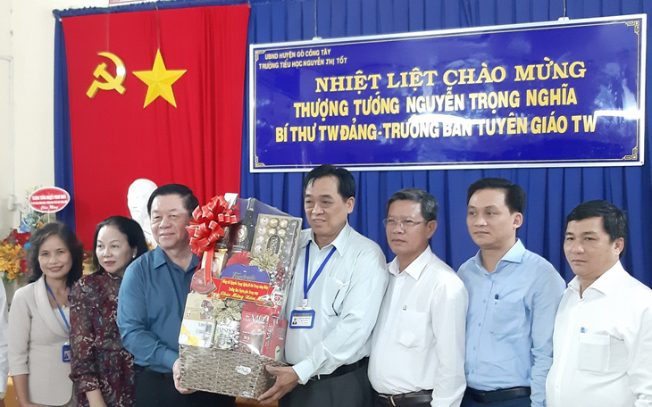 Trưởng Ban Tuyên giáo Trung ương thăm, tặng quà Tết tại Tiền Giang