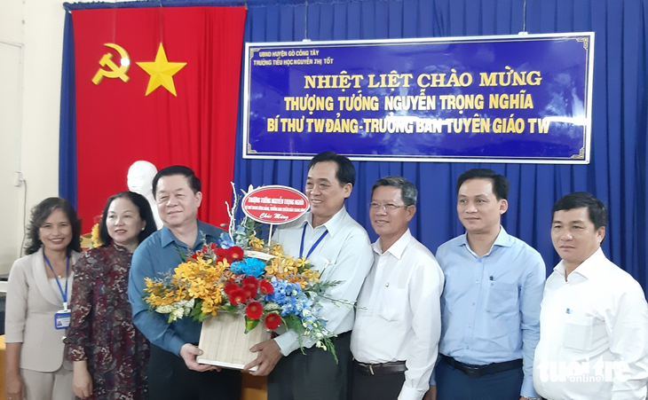 Trưởng Ban Tuyên giáo Trung ương thăm, tặng quà Tết tại Tiền Giang - Ảnh 1.