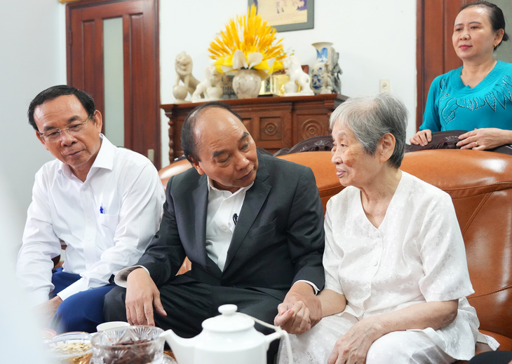 Chủ tịch nước Nguyễn Xuân Phúc dâng hương ở Bến Nhà Rồng, thăm nguyên lãnh đạo cấp cao - Ảnh 8.