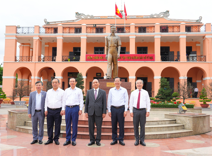 Chủ tịch nước Nguyễn Xuân Phúc dâng hương ở Bến Nhà Rồng, thăm nguyên lãnh đạo cấp cao - Ảnh 1.