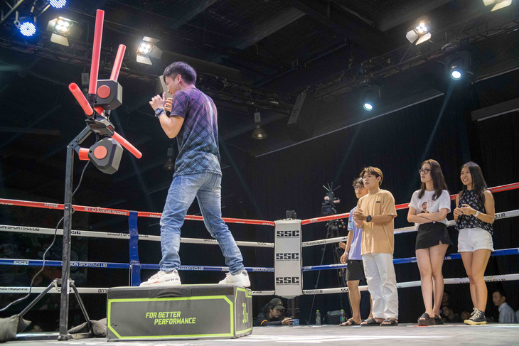 Võ sĩ boxing vô địch WBA châu Á Hữu Toàn ‘so găng’ cùng robot - Ảnh 1.