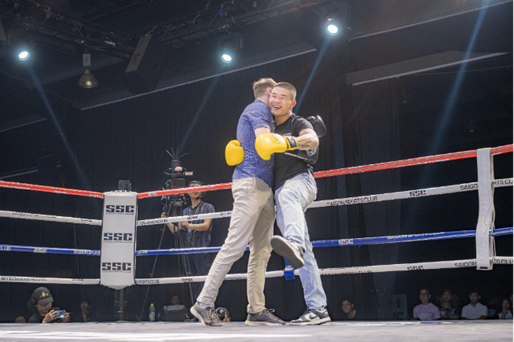 Võ sĩ boxing vô địch WBA châu Á Hữu Toàn ‘so găng’ cùng robot - Ảnh 3.