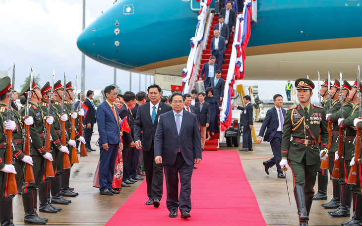 Thủ tướng Phạm Minh Chính đến Lào, bắt đầu chuyến thăm chính thức