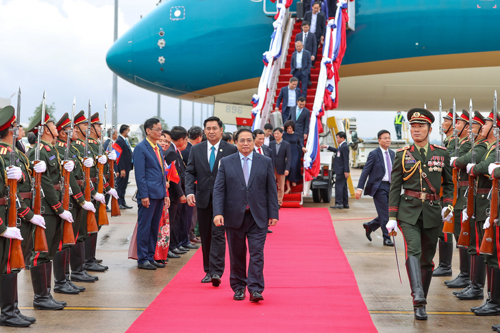 Thủ tướng Phạm Minh Chính đến Lào, bắt đầu chuyến thăm chính thức - Ảnh 1.