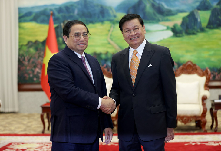 Thủ tướng Phạm Minh Chính gặp các lãnh đạo, nguyên lãnh đạo cấp cao Lào - Ảnh 1.