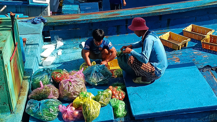 Tàu cá bám biển xuyên Tết: Năm nào không ăn Tết trên biển lại thấy thiếu gì đó - Ảnh 6.