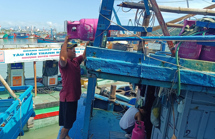 Tàu cá bám biển xuyên Tết: Năm nào không ăn Tết trên biển lại thấy thiếu gì đó - Ảnh 5.