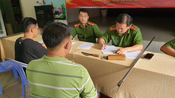 Mang hàng nóng, pháo nổ... nộp cho công an để đổi quà Tết - Ảnh 2.