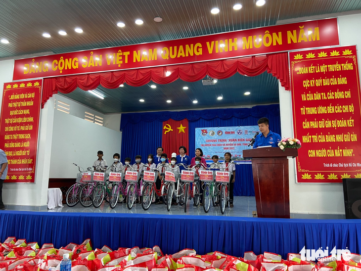 Báo Tuổi Trẻ cùng Viện Y dược học dân tộc TP.HCM tặng quà, khám bệnh tại Tây Ninh