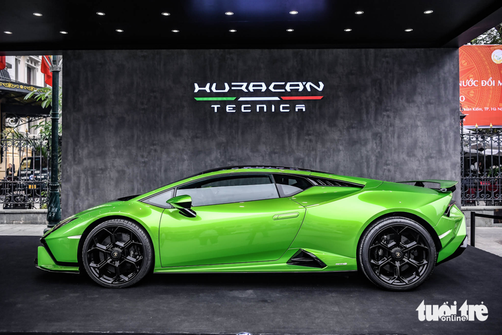 Lamborghini Huracan Tecnica giá từ 19 tỉ đồng trên phố Hà Nội - Ảnh 1.