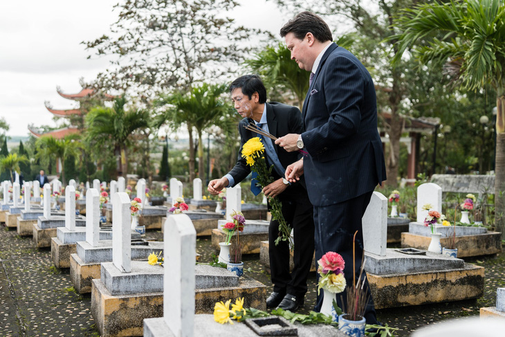 Đại sứ Mỹ đầu tiên đến thăm nghĩa trang liệt sĩ quốc gia Đường 9 - Ảnh 5.
