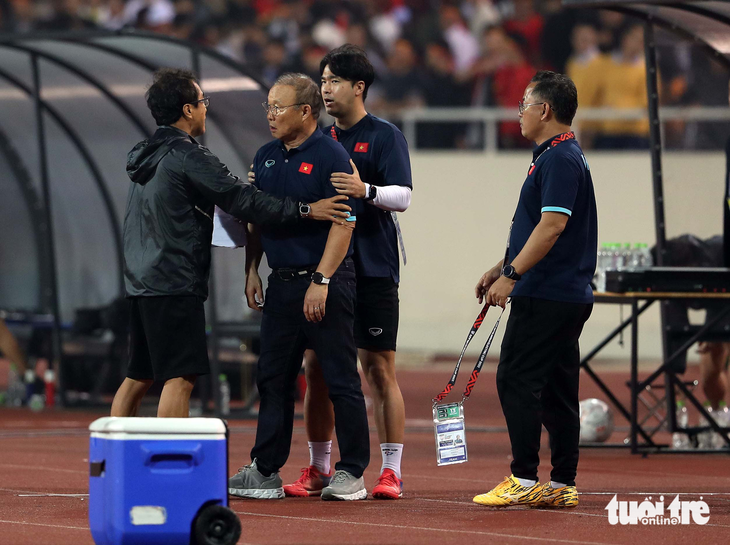 HLV Park Hang Seo bực tức trọng tài ở trận Thái Lan - Ảnh 7.