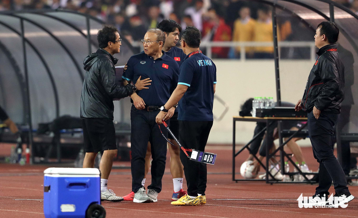 HLV Park Hang Seo bực tức trọng tài ở trận Thái Lan - Ảnh 8.