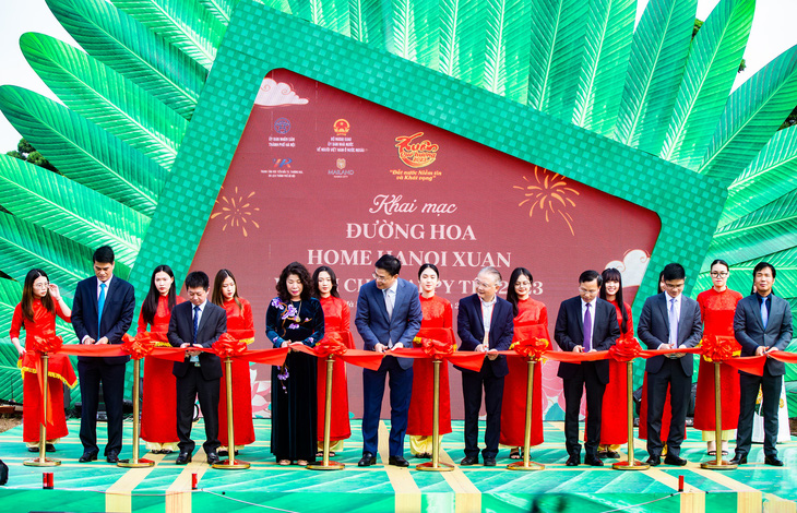 Khai mạc đường hoa Home Hanoi Xuan 2023 và hội chợ 'Happy Tết' - Ảnh 1.