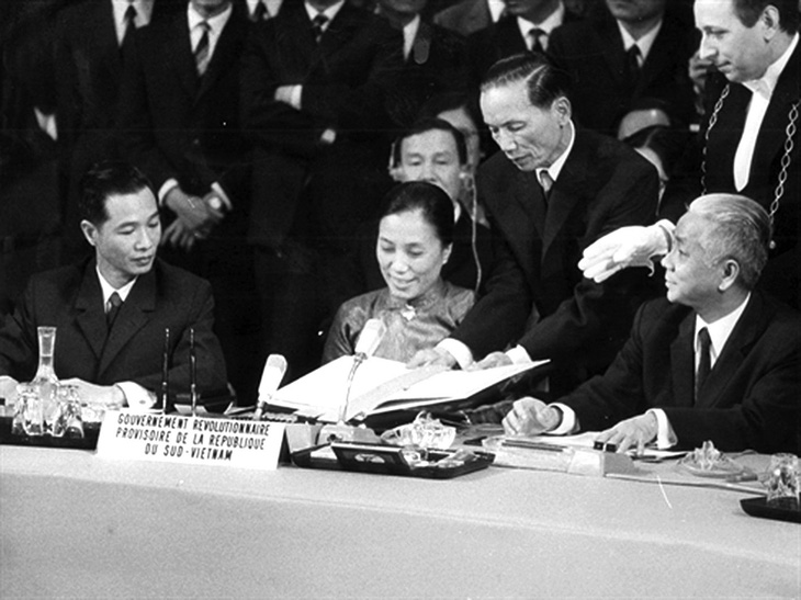 Ngoại trưởng Chính phủ cách mạng lâm thời Cộng hòa miền Nam Việt Nam Nguyễn Thị Bình ký hiệp định.
