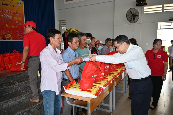 Vedan Việt Nam trao 1.000 phần quà Tết cho người dân có hoàn cảnh khó khăn - Ảnh 1.