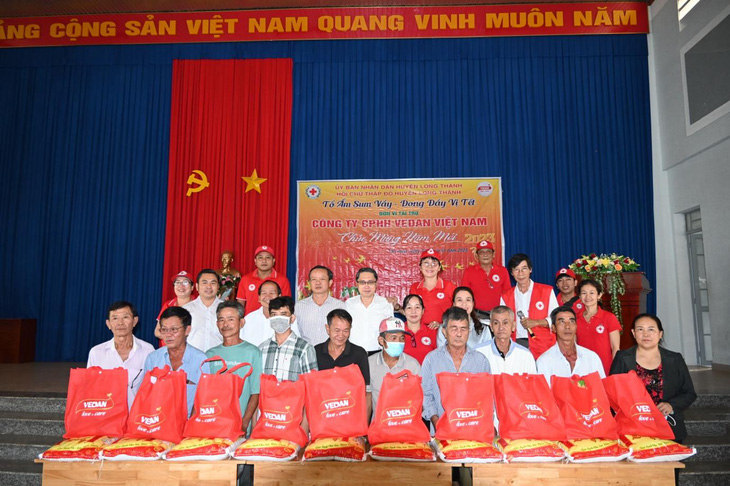 Vedan Việt Nam trao 1.000 phần quà Tết cho người dân có hoàn cảnh khó khăn - Ảnh 2.