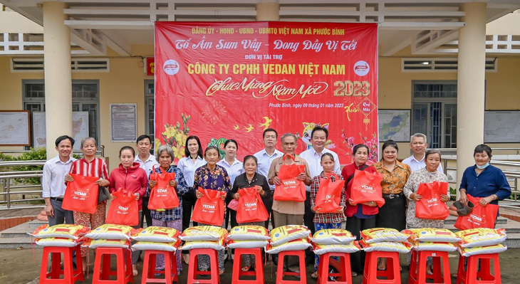 Vedan Việt Nam trao 1.000 phần quà Tết cho người dân có hoàn cảnh khó khăn - Ảnh 3.