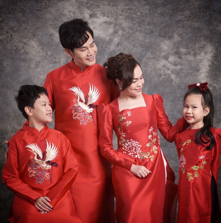 Gia đình 3 thế hệ của MC Hồng Phúc tung ảnh với áo dài đón Tết 2023 - Ảnh 1.
