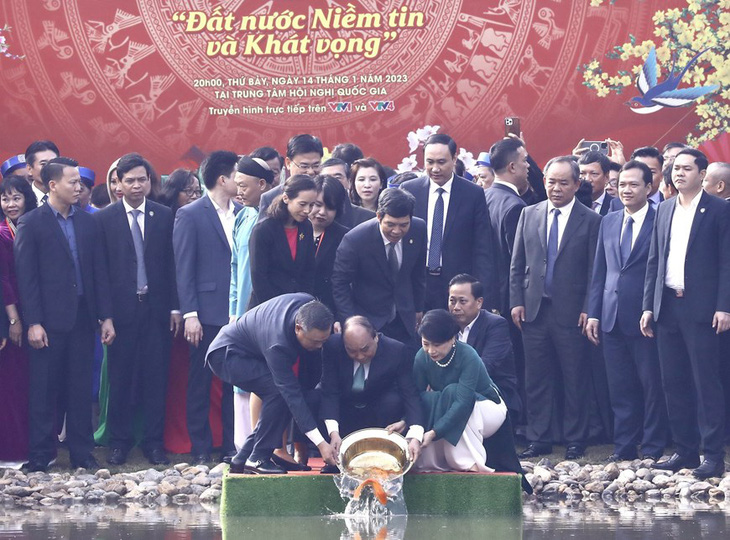 Chủ tịch nước Nguyễn Xuân Phúc cùng phu nhân thả cá chép tiễn ông Công, ông Táo - Ảnh 1.