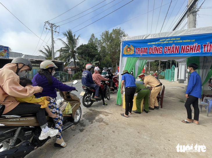 Phát cơm, nước suối miễn phí dọc đường cho công nhân về quê ăn Tết - Ảnh 1.