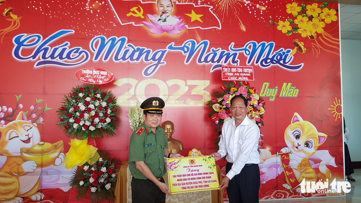 Thiếu tướng Đinh Văn Nơi về An Giang tặng 1.200 phần quà cho người nghèo - Ảnh 2.