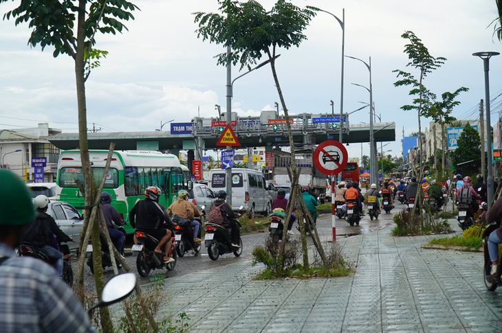 Trạm thu phí cầu Rạch Miễu xả trạm ba lần trong ngày, kẹt xe vẫn không giảm - Ảnh 2.